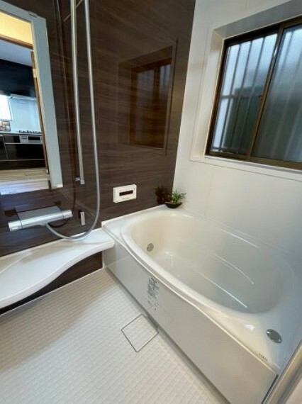 浴室 新調　大きな窓でしっかり換気できます
