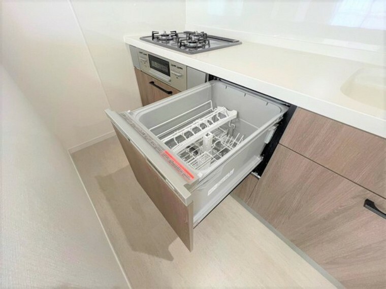 キッチン ビルトインタイプの食洗機。家族の食器を一度洗えてとても便利です。台所の生活感を隠せるのも良いですね。
