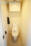 トイレ 収納棚、トイレットペーパーホルダー付きでオシャレな内装の素敵なトイレです。