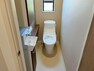 トイレ 窓があり温水洗浄機能の付いた快適なトイレを1階と2階に設置。使用が重なる朝も2ヶ所あれば安心ですね