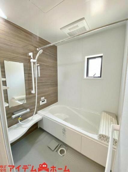 浴室 〇●1号棟（撮影2022年7月）●〇 浴室は湿気がたまりやすく、換気扇だけではどうしてもカビが出てしまいやすい場所。窓があるので換気ができ、お風呂のカビお掃除も気持ちが良いです。