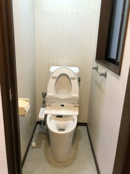 トイレ トイレは2階のみにございます。温水洗浄便座完備!!窓もあり快適です