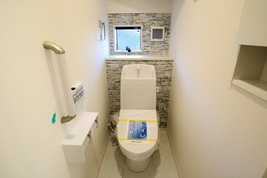 同仕様写真（内観） トイレ　同仕様　 各階にトイレがあります　 温水洗浄便座で寒い季節も快適です　