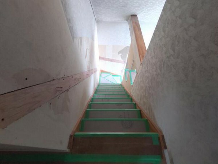 【リフォーム中階段】階段は現在の手摺を撤去し壁を作成後、手すりを新しいものに交換致します。