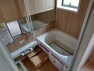 浴室 【同仕様写真】浴室はハウステック製の新品のユニットバスに交換します。浴槽には滑り止めの凹凸があり、床は濡れた状態でも滑りにくい加工がされている安心設計です。色柄は変更になる可能性があります。