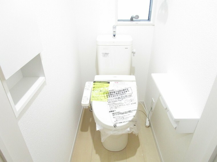 同仕様写真（内観） トイレ　同仕様 各階にトイレがあり便利です　 小窓付きで換気もできます　