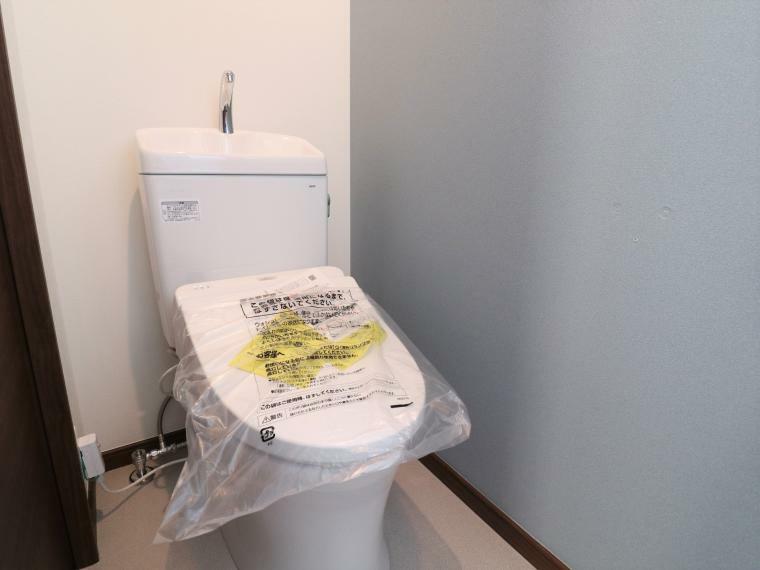 トイレ 2階　温水洗浄便座付トイレ交換済みです。