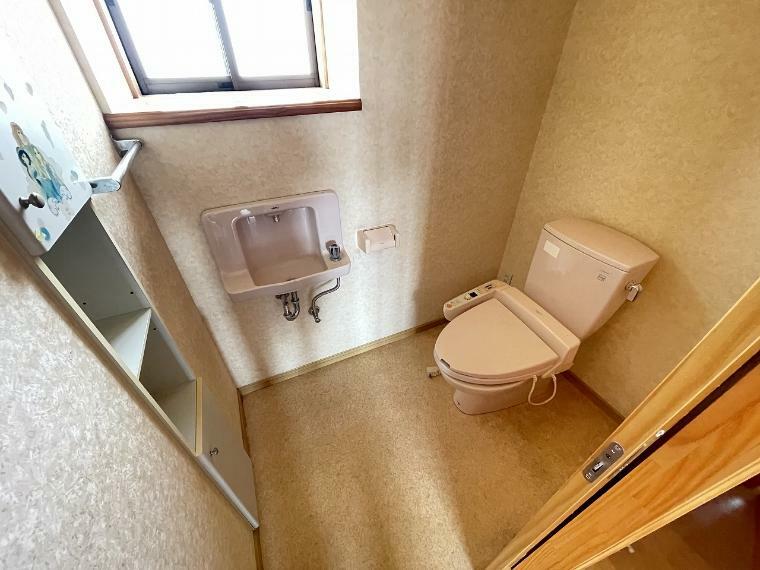 トイレ 2階トイレ、広いスペースで作られています。