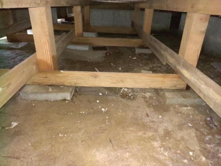 構造・工法・仕様 中古住宅の3大リスクである、雨漏り、主要構造部分の欠陥や腐食、給排水管の漏水や故障を2年間保証します。その前提で床下まで確認の上でリフォームし、シロアリの被害調査と防除工事も行いました。