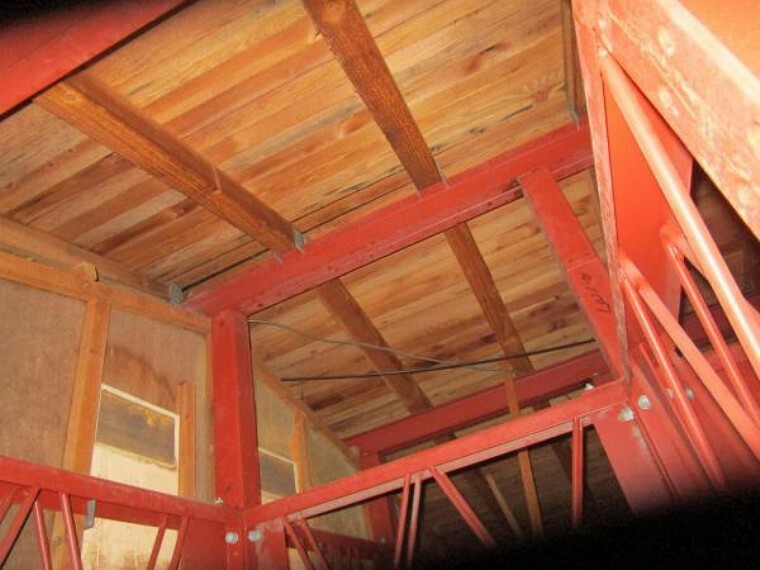 構造・工法・仕様 【小屋裏写真】中古住宅の3大リスクである、雨漏り、主要構造部分の欠陥や腐食、給排水管の漏水や故障を2年間保証します。その前提で屋根裏まで確認の上でリフォームし、シロアリの被害調査と防除工事もおこないます。