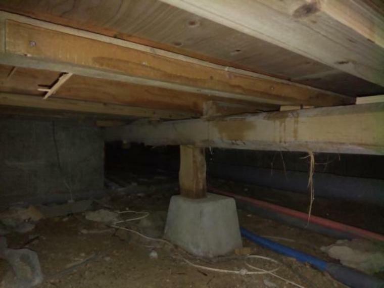 構造・工法・仕様 【床下写真】中古住宅の3大リスクである、雨漏り、主要構造部分の欠陥や腐食、給排水管の漏水や故障を2年間保証します。その前提で屋根裏まで確認の上でリフォームし、シロアリの被害調査と防除工事もおこないます。