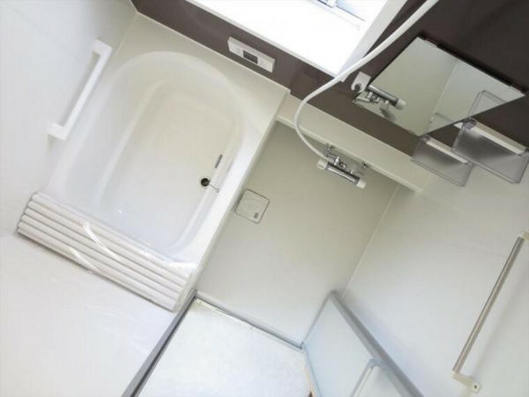 浴室 （同仕様写真）浴室は 新品のユニットバスに交換します。温度を設定したら、湯はり、追い焚き、保温がリモコンで操作できて、残業で遅くなっても温かなお風呂に入れます。