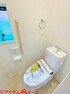 トイレ 節水型でエコなトイレには、今では当たり前のウォシュレット付き。便座を温める機能もついていて、居心地良くてトイレから出られなくなるかも！換気用に換気扇はもちろん、窓もついているので常に快適ですね