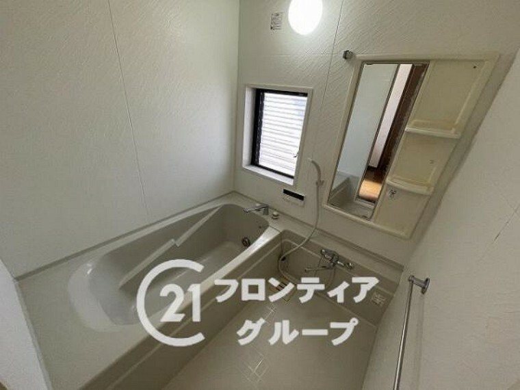 浴室 小窓付きのバスルームです