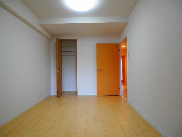 洋室 独立性の高い洋室は家族間のプライバシーも適度に保たれます。各居室に収納がありお部屋も片付きます。