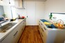 キッチン おしゃれなペニンシュラ型キッチン。キッチンの前が壁になっていないので、すっきりとした見た目です。デザイン性にこだわったグラフテクト（デザインキッチン）を採用。