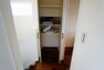 収納 2階の廊下に設けられた収納コーナー。可動式の棚で、家電や荷物の大きさによって自由にレイアウトが可能です。