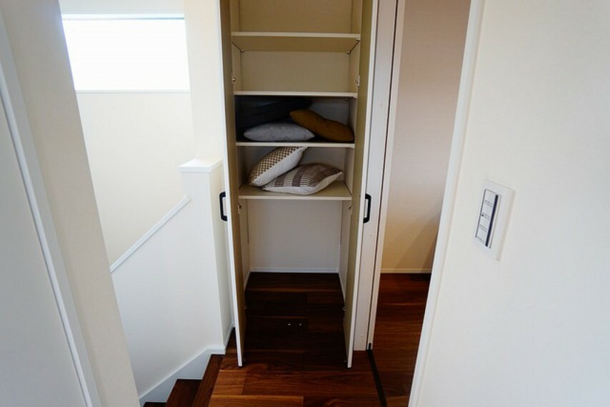 収納 2階の廊下に設けられた収納コーナー。可動式の棚で、家電や荷物の大きさによって自由にレイアウトが可能です。