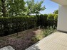 庭 陽当たり良好な南西向き専用庭はテラス約15.03平米、専用庭約17.90平米、合計32.93平米の広さがあります。