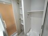 浴室 【洗面室収納】バスタオルなどの収納に便利な収納スペースです。
