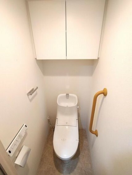 トイレ 【トイレ】タンク一体型洗浄機能付きトイレ。収納棚付きです。