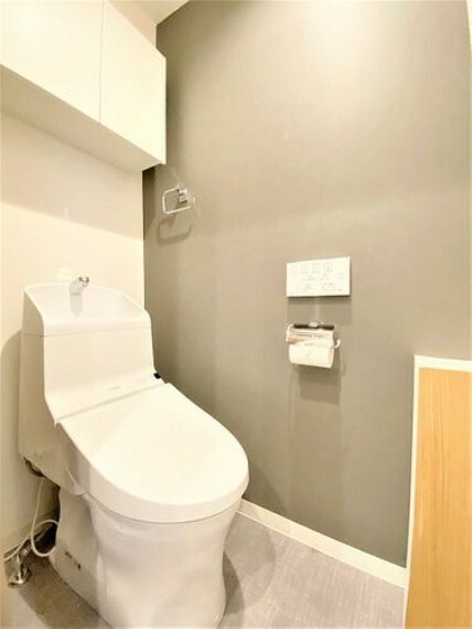 トイレ 【トイレ】トイレ洗浄機能付きを標準完備、清潔な空間が印象的です。トイレにはシックなアクセントクロスやスマートな形のタオルリング　