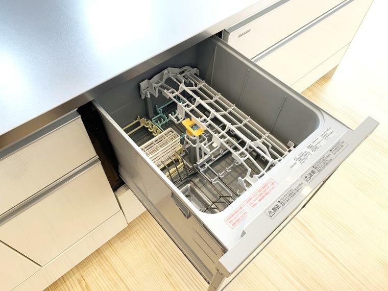 【ビルトイン食洗機】 ”家事が断然ラクになる全自動食洗機。 高性能の為、しつこい油汚れもスッキリ取れちゃいます。※写真はイメージです。”