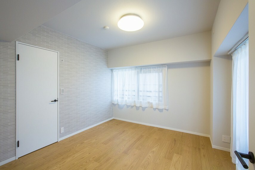 居間・リビング 洋室（1）約7.5帖。マンションの重厚感やお部屋の上品さを更に引き立てるアクセントクロスを選定。