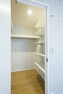 収納 洋室（1）洋服を掛けるハンガーパイプに加え、機能性の高い可動棚を標準で設置。