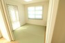和室 No.9_和室（撮影_2022年4月）畳は樹脂を織り交ぜたセキスイ製美草（みぐさ）。ダニ・カビの発生を抑え、色褪せもほとんどありません。お子様への空気環境・メンテナンスに貢献致します。