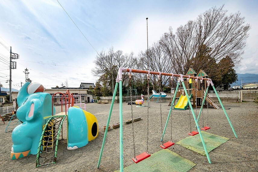 幼稚園・保育園 たちばな保育園（徒歩27分）0歳児～5歳児までが一緒に遊ぶ園庭は、各年齢児ごとの体力・運動能力の向上に適した遊具が設置され、子どもたちが伸び伸びと遊ぶ為に必要な広さがあります。