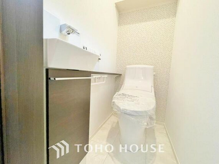 トイレ トイレは快適な温水洗浄便座付です。手洗い一体型のトイレ設備はスペースの節約ができ、ゆったりとした空間が確保できます。節水も期待できますね。