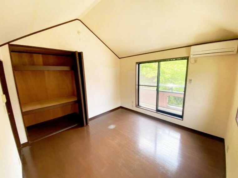 【居室】主寝室は勾配天井仕様のため、開放感があります。
