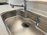 大正寺町A号棟　キッチン（同仕様同形状画像）・・・キッチンは、人気の対面式を採用。便利な食洗機付き！毎日の家事の負担を減らしてくれます。
