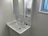 大正寺町A号棟　洗面室（同仕様同形状画像）・・・白を基調とした洗面スペース。洗面台はお手入れがしやすいように、継ぎ目を極力減らしてあります。