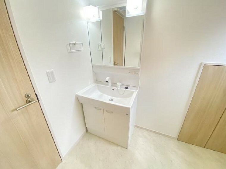 上諏訪町A号棟　洗面室・・・白を基調した洗面スペース。洗面台はお手入れがしやすいように、継ぎ目を極力減らしてあります。