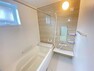 上諏訪町A号棟　浴室・・・ゆったりとした入浴スペース。浴室暖房換気乾燥機付きなので、寒い冬はもちろん、雨の日はココで洗濯物が干せます。