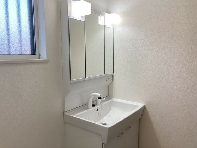 大正寺町H号棟　洗面室（同仕様同形状画像）・・・三面鏡となっているので、身だしなみのチェックなどもしやすいです。三面鏡内は収納になっているので、洗面周りはスッキリ整理できます。