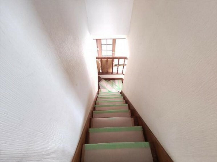（リフォーム中写真7/9撮影）階段には新たに手すりと滑り止めを設置し、小さなお子様やご年配のかたも昇降しやすくなります。