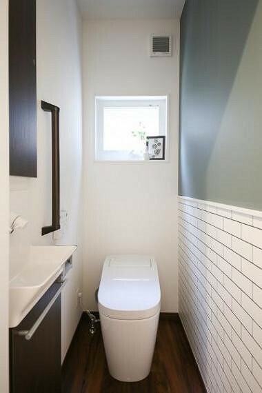 トイレ C棟 温水での洗浄機能がついておりますので、 清潔かつ衛生面も安心です。