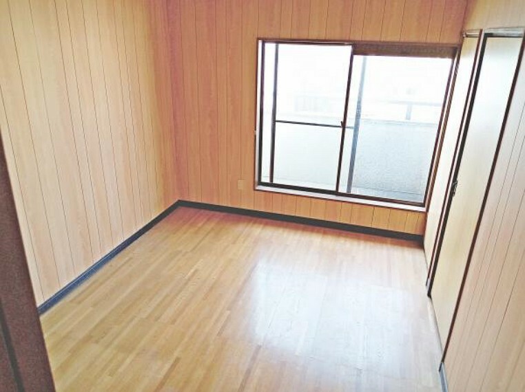 【リフォーム中写真】6/3撮影。2階北側6帖洋室写真。天井・壁のクロスは貼替え、床はクッションフロアで仕上げます。収納スペースを新設しますので、スッキリと快適に暮らすことができますね。