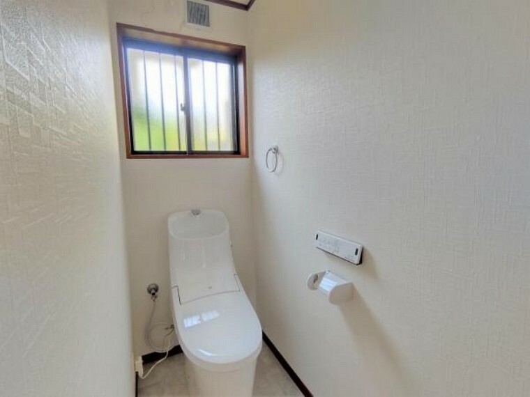 トイレ 【リフォーム済】 1階トイレ 壁・天井のクロス、床のクッションフロアを張り替え、便器を新品に交換しました。 クロスを張り替えることで暗くなりがちなトイレも明るく清潔感のある空間に変わりました。
