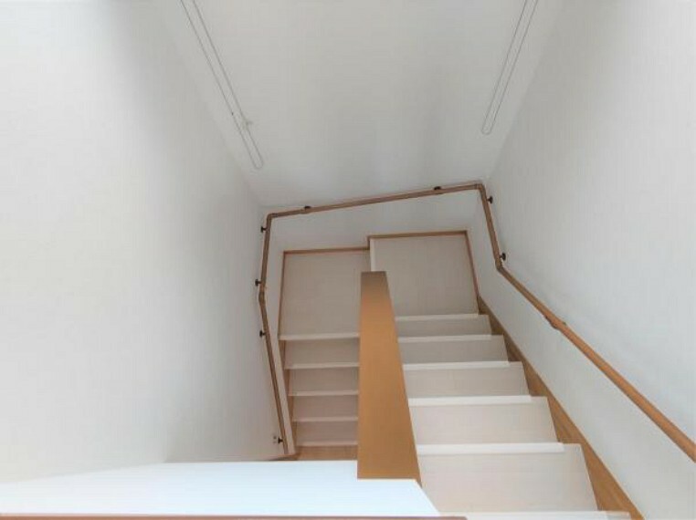 【リフォーム済】 2階に続く階段です。 安全性を考え、床には滑り止めをつけました。 事故の起こりやすい階段の昇降を、より安全にできるように最大限配慮しています。