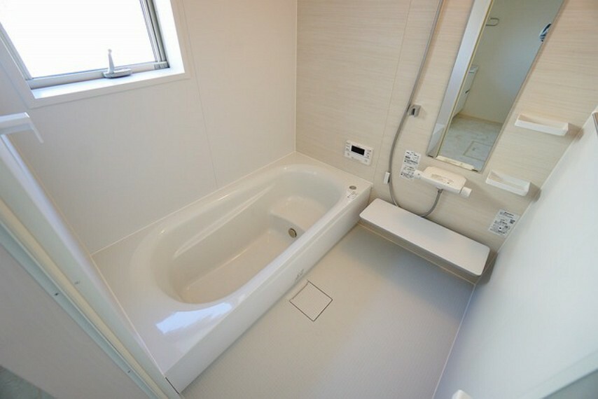 浴室 同仕様写真。1日の疲れを癒すくつろぎのバスルーム。足を伸ばしてもゆったりと入れるサイズです。お子様と一緒にお風呂に入っても狭くないですね^^