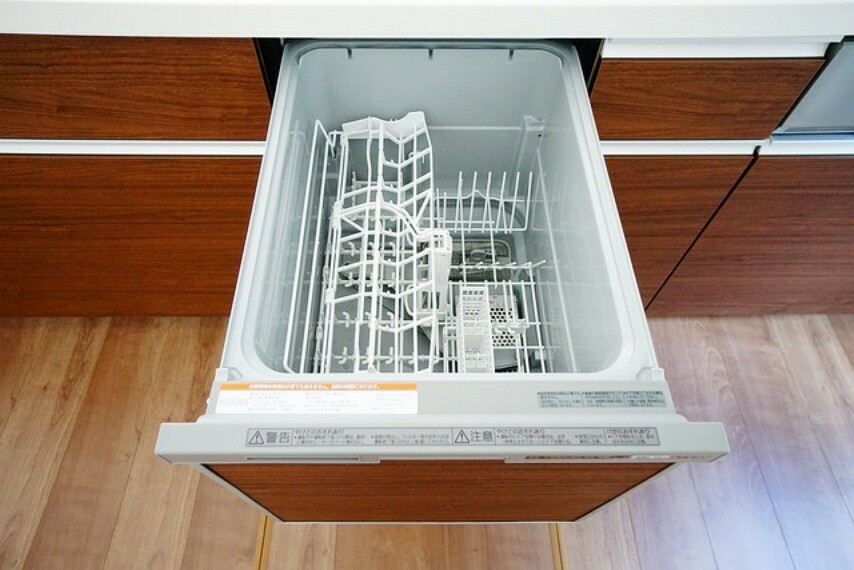 キッチン 同仕様写真。家事の時間が短縮できるフルオープンで開けやすい食器洗い乾燥機付。