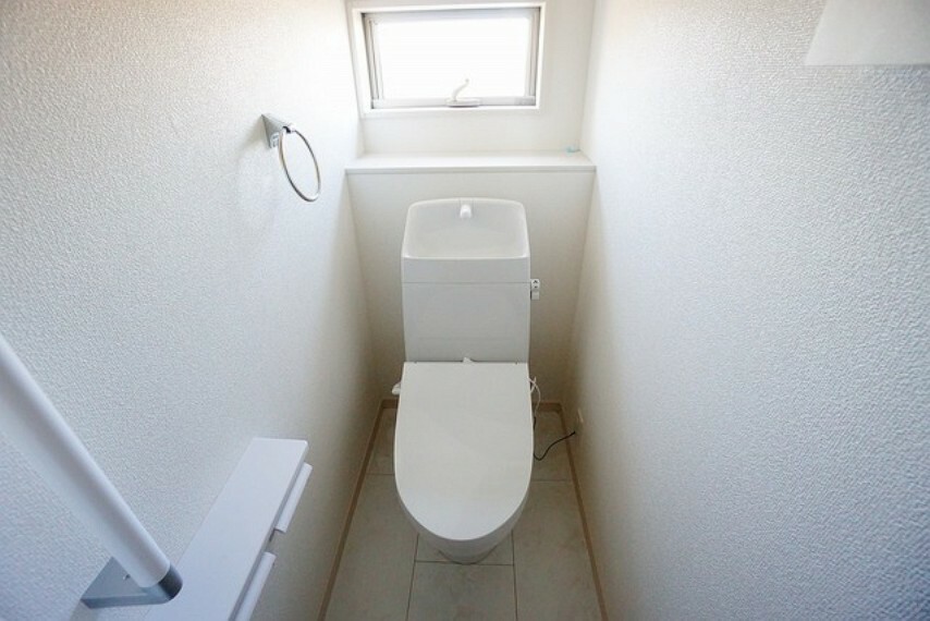 トイレ 同仕様写真。温水洗浄機付トイレです。節水機能もあるので、安心して使えますね。もちろん、1階2階の2ヶ所にトイレがあるので、忙しい朝にもゆとりができますね。
