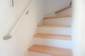 同仕様写真。ご年配の方でも安心できる、手すり付き階段です＾＾段差も低めで設定されており、安全性にも優れていますね＾＾