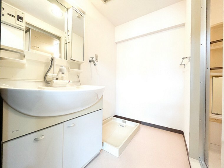 洗面化粧台 洗面室は、しっかりとしたスペースを確保。上質な温かみを持つカラーで統一されています。ワイドな洗面台は収納力もありいつでもすっきりとした洗面室に。