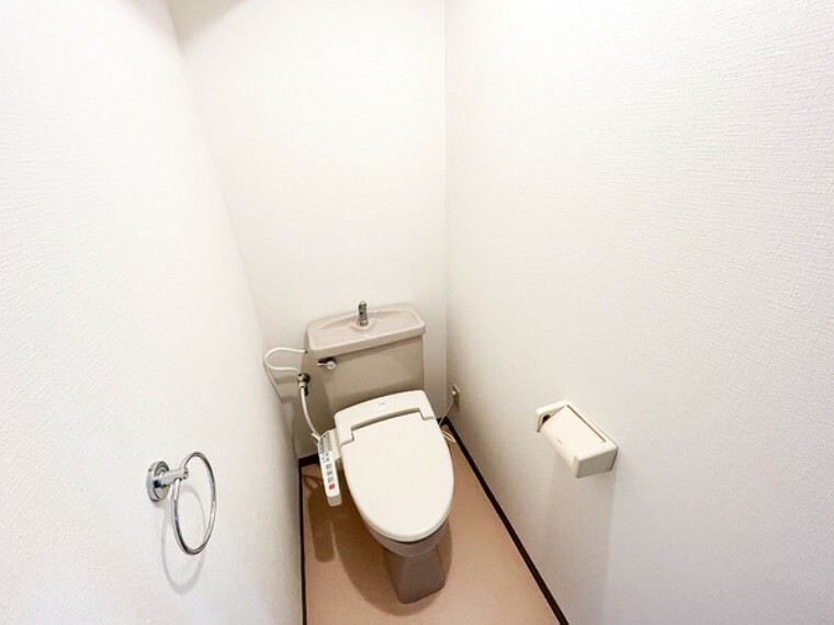 トイレ 清潔感のある色味のトイレ！さわやかでスッキリする空間です！お手入れがしやすい白を基調としたトイレです！