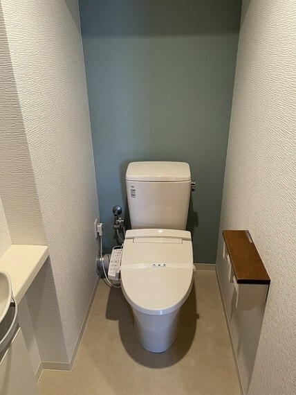 トイレ 便利な温水洗浄機能付きトイレできれいさっぱりですね。